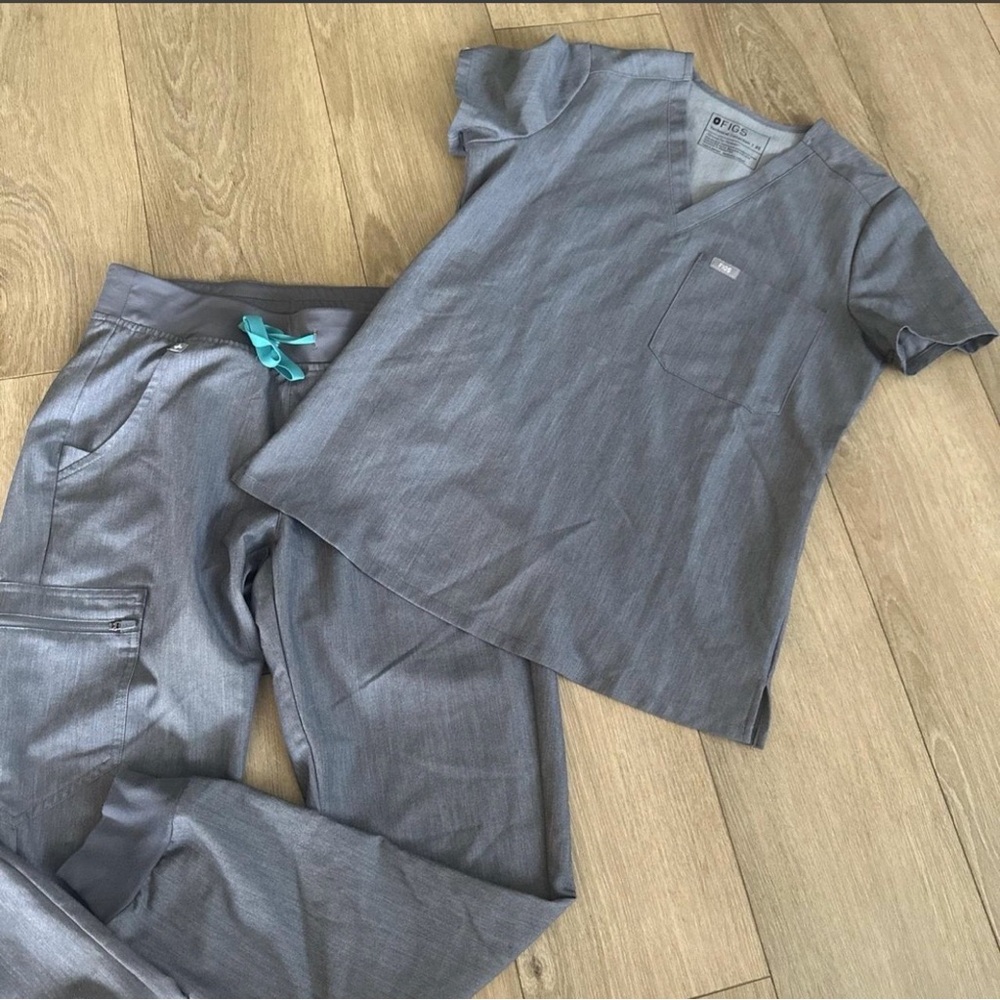 Figs V-Neck Scrub Top in Heather Gray